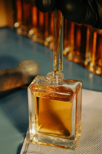 Parfum de niche ou grand public : deux visions du luxe olfactif